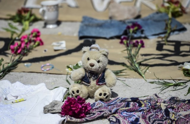 Diverse personal items are displayed during a tribute to the workers of a textile factory killed in the earthquake, in Mexico City, on September 24, 2017.  Hopes of finding more survivors after Mexico City's devastating quake dwindled to virtually nothing on Sunday, five days after the 7.1 tremor rocked the heart of the mega-city, toppling dozens of buildings and killing more than 300 people. / AFP PHOTO / RONALDO SCHEMIDT