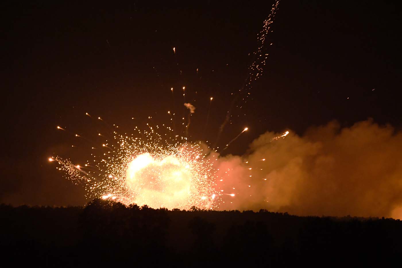 Estalló un depósito de municiones militares en Ucrania, evacúan a 30 mil personas (fotos)