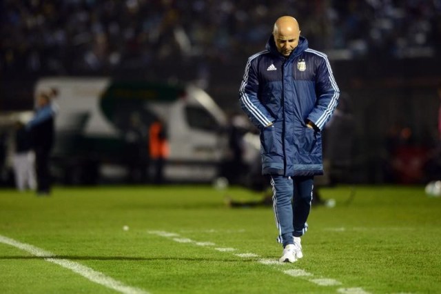 En la imagen Jorge Sampaoli, entrenador de la selcción de Argentina, en un costado de la cancha del estadio Centenario de Montevideo en un duelo por la eliminatoria sudamericana frente a Uruguay, ago 31, 2017. REUTERS/Carlos Pazos