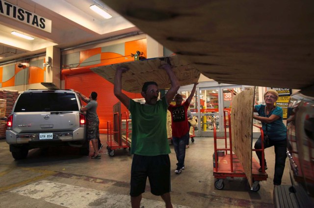 People buy materials at a hardware store after Puerto Rico Governor Ricardo Rossello declared a state of emergency in preparation for Hurricane Irma, in Bayamon, Puerto Rico September 4, 2017. REUTERS/Alvin Baez