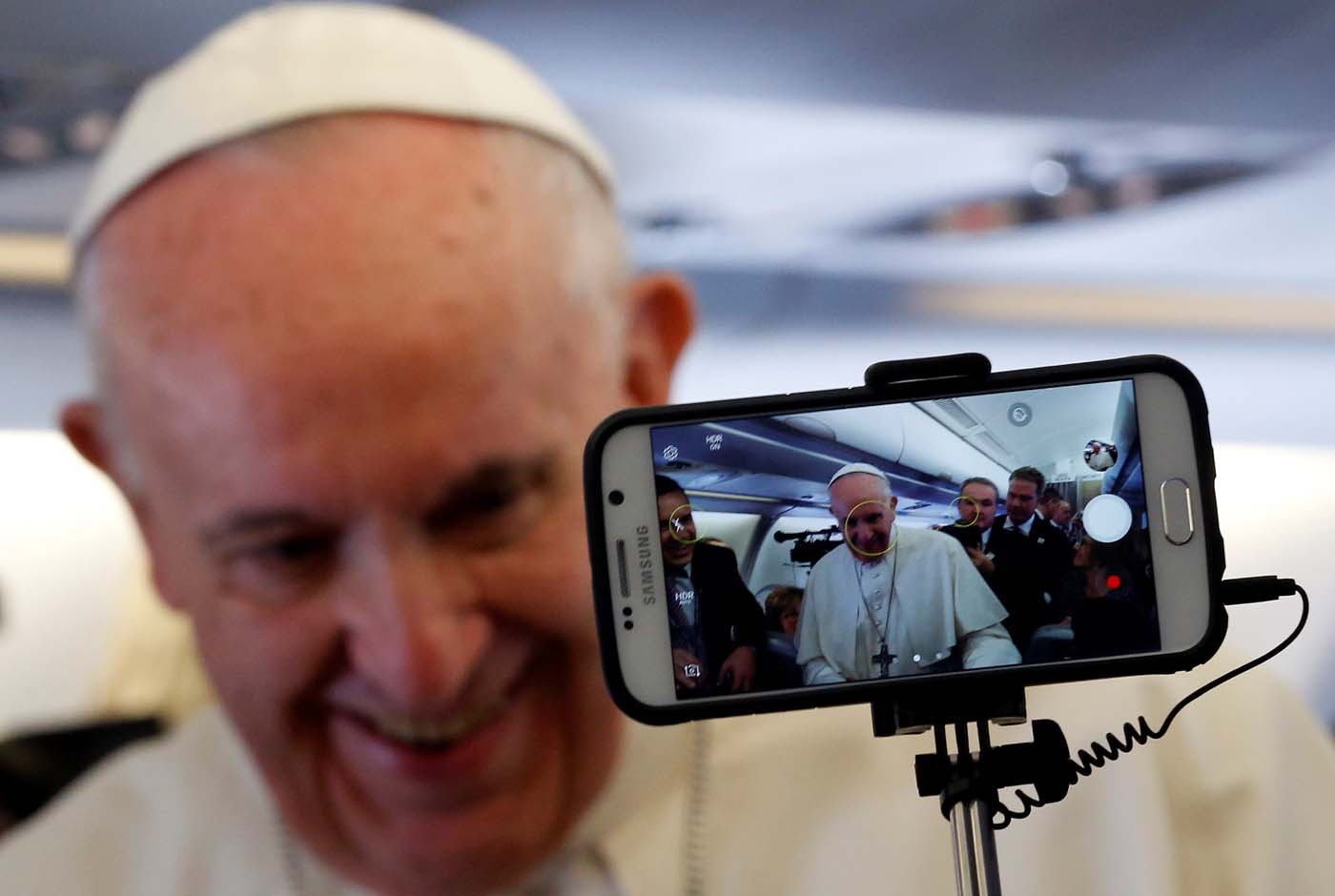 El Papa pide diálogo y estabilidad en Venezuela durante su vuelo a Colombia