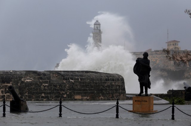 Waves crash against the lighthouse after the passing of Hurricane Irma, in Havana, Cuba, September 10, 2017. REUTERS/Stringer NO SALES. NO ARCHIVES