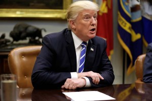 Trump niega sus palabras ofensivas pero no contiene la tormenta de críticas