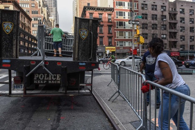 Members of the New York City police department unload barricades before the start of the United Nations General Assembly, in New York City, U.S. September 17, 2017. REUTERS/Stephanie Keith