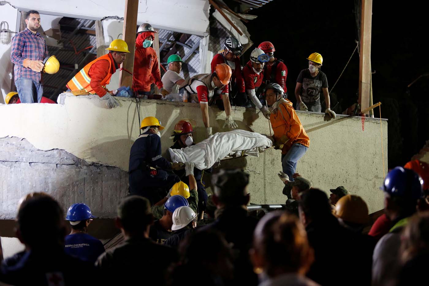 Rescatan cuerpo de una maestra en los escombros de colegio en México