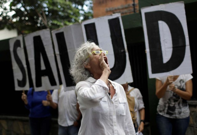 A woman shouts slogans during a protest outside the World Health Organization (WHO) office in Caracas, Venezuela September 25, 2017. The letters read "Health". REUTERS/Ricardo Moraes