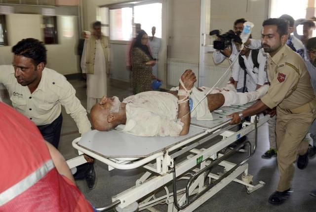 Un herido por un ataque con granadas es transportado para recibir tratamiento médico a un hospital en Srinagar, la capital estival de la Cachemira india (India), hoy 21 de septiembre de 2017. Tres civiles murieron y otros 13 resultaron heridos, incluídos soldados paramilitares indios, en un ataque con granadas en la ciudad de Tral, al sur del distrito cachemiro de Pulwama. EFE