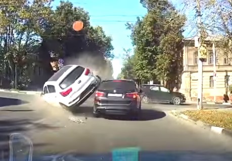 ¡Se salvó el niño!… distraída se comió la luz y voló por todas partes (VIDEO)