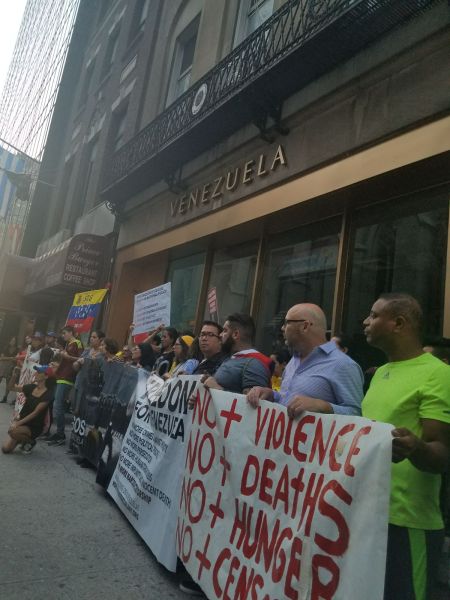 Venezolanos protestaron a las afueras de su consulado en Nueva York (Foto: @maibortpetit) 