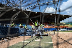 El béisbol, la válvula de escape a la crisis para miles de venezolanos