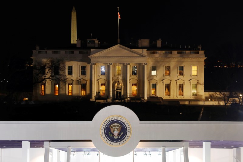 La Casa Blanca pone énfasis en el largo plazo ante las fuertes caídas en bolsa