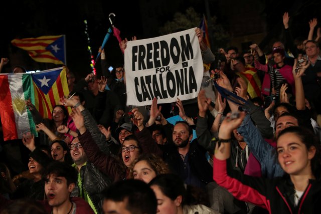 Manifestantes protestan en la Plaza Cataluña tras particiapar en el referendo. REUTERS/Susana Vera