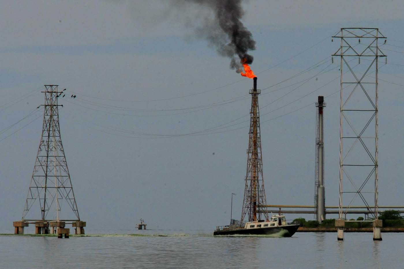 Producción de petróleo bajó a 130 mil barriles en un mes