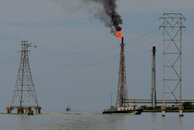 A boat is seen close to oil installations at Lake Maracaibo in Cabimas, Venezuela October 5, 2017. Picture taken October 5, 2017. REUTERS/Isaac Urrutia