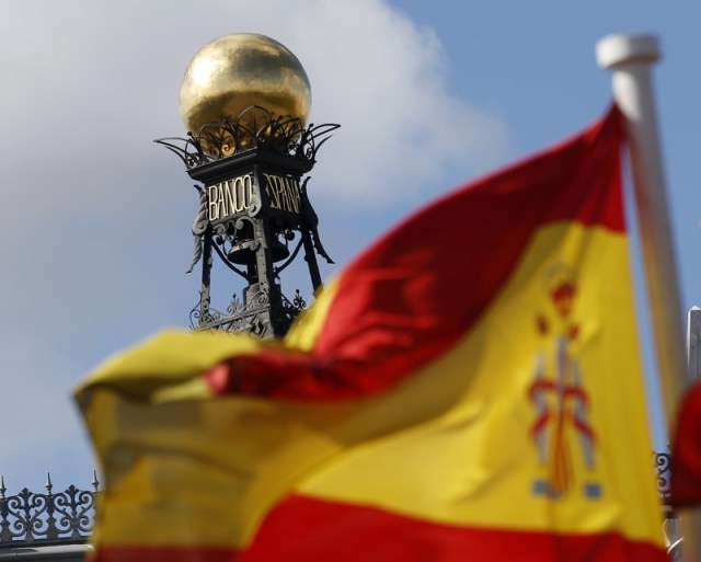 En esta imagen de archivo, una bandera española ondea frente a la cúpula del edificio del Banco de España en Madrid el 24 de septiembre de 2012. REUTERS/Sergio Perez