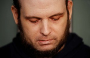 Exrehén canadiense denuncia que talibanes asesinaron a su hija y violaron a su esposa