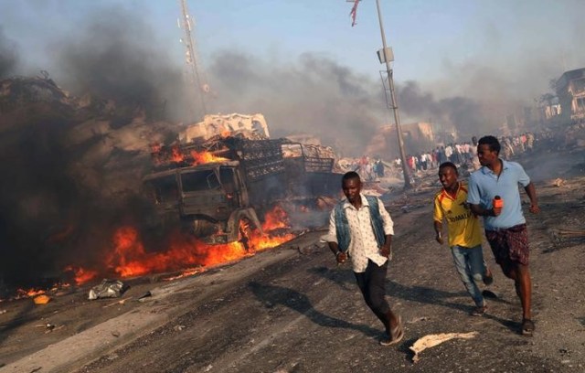 Civiles desalojan el lugar de una explosión en Mogadiscio, Somalia, el 14 de octubre de 2017. REUTERS/Feisal Omar