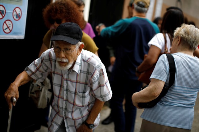 La gente espera para emitir su voto en una mesa de votación durante una elección nacional para nuevos gobernadores en Caracas, Venezuela, el 15 de octubre de 2017. REUTERS / Carlos Garcia Rawlins