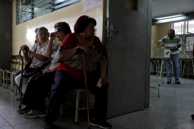 Un hombre arroja su voto en una mesa de votación durante una elección nacional para nuevos gobernadores en Caracas, Venezuela, 15 de octubre de 2017. REUTERS / Ricardo Moraes