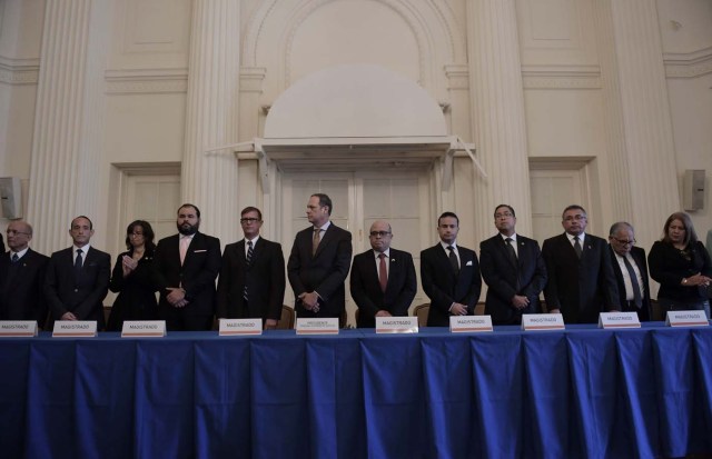 MIA28. WASHINGTON (DC, EEUU), 13/10/2017.- Magistrados venezolanos participan en la instalación del Tribunal Supremo opositor hoy, viernes 13 de octubre de 2017, en la sede de la Organización de los Estados Americanos (OEA), en Washington, DC (EE.UU.) El Tribunal Supremo de Venezuela nombrado por el Parlamento, de mayoría opositora, celebrará sus sesiones en la Organización de los Estados Americanos (OEA), en Colombia y en una oficina privada en Washington, ya que sus miembros están perseguidos por la Justicia de su país. EFE/Lenin Nolly