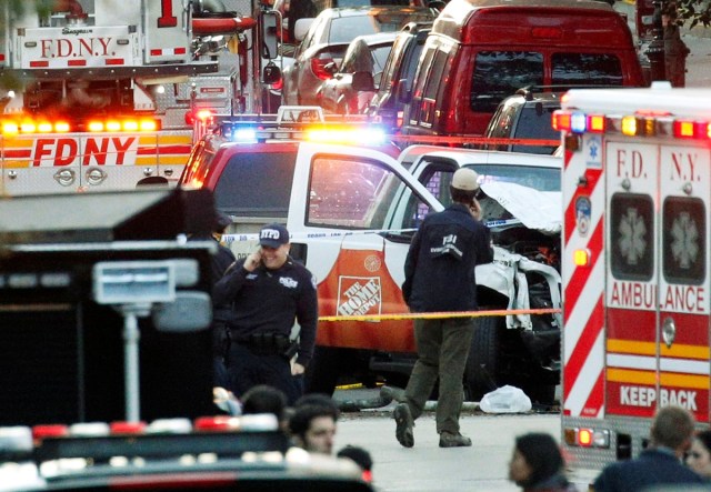 Varios investigadores trabajan cerca de la camioneta de Home Depot que atropelló a personas en una vía para bicicletas, matando a varias de ellas, en Manhattan, Nueva York, Estados Unidos, 31 de octubre de 2017. REUTERS/Brendan McDermid