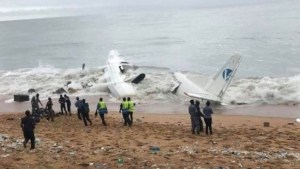 Al menos 3 fallecidos al estrellarse avión de carga en el mar en Costa de Marfil