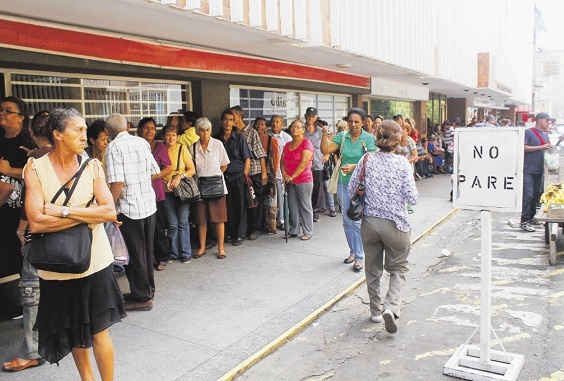 Marabinos esperan hasta cinco horas en colas para conseguir efectivo en los bancos