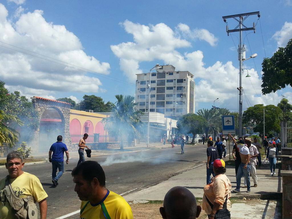 Andrés Velásquez es recibido en el CNE a punta de bombas lacrimógenas