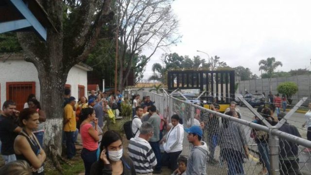 En las calles y otros sitios públicos concurridos es cada vez más común ver a las personas usando tapabocas como medida preventiva. (Foto cortesía - El Carabobeño) 