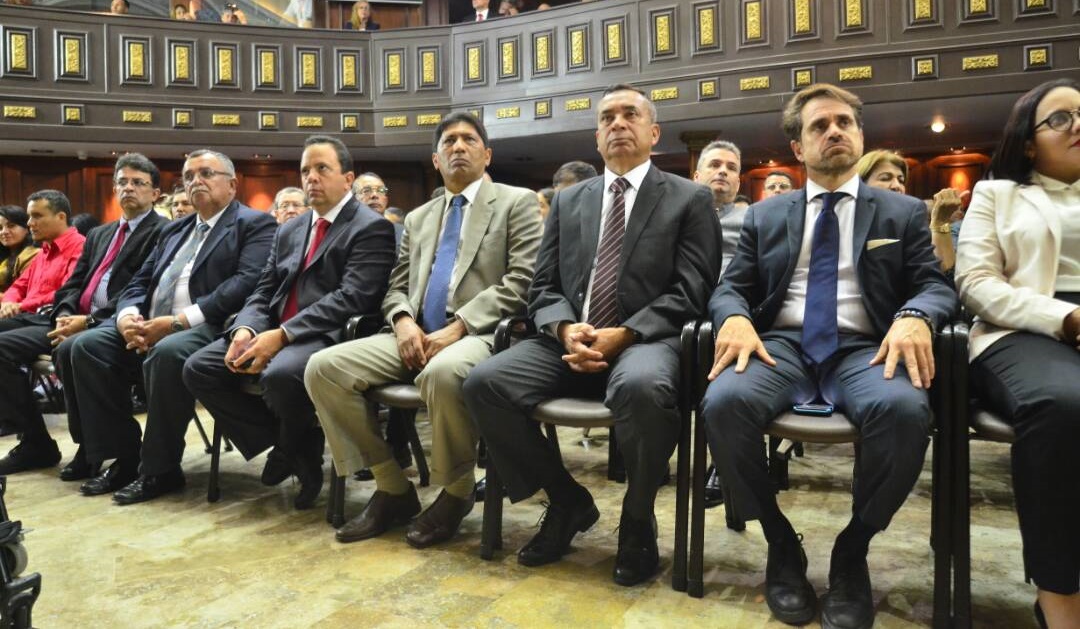 Gobernadores oficialistas se subordinan y toman juramento ante constituyente cubana