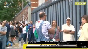 7:19 am: Electores esperan apertura de las mesas en el Mater Salvatore de Las Mercedes