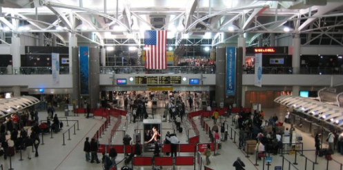 Detienen un hombre en aeropuerto de Nueva York tras amenazar a empleado con bomba