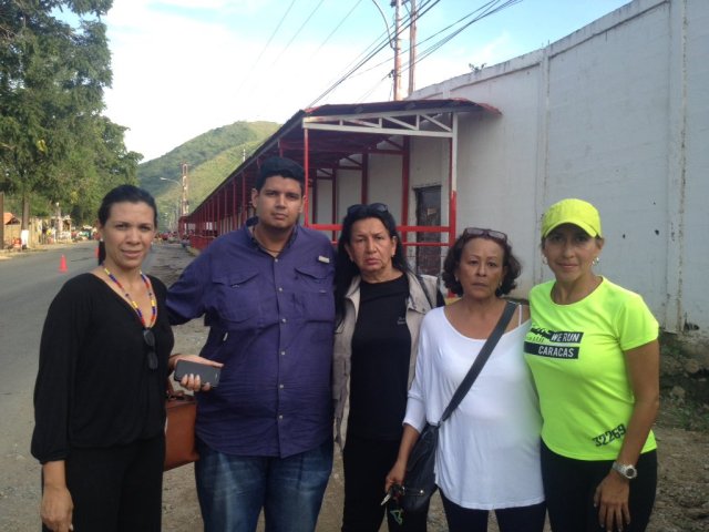 Los abogados de la ONG Foro Penal Venezolano, junto a la diputada Mariela Magallanes (Foto: @Daniel_Merchan)