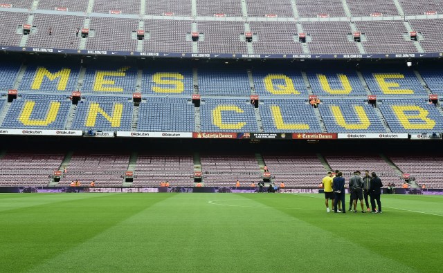 Las Palmas players stand on the field before the Spanish league football match FC Barcelona vs UD Las Palmas at the Camp Nou stadium in Barcelona on October 1, 2017. Barcelona's La Liga match against Las Palmas will be played behind closed doors today after the Spanish league refused to abandon the match. / AFP PHOTO / JOSE JORDAN