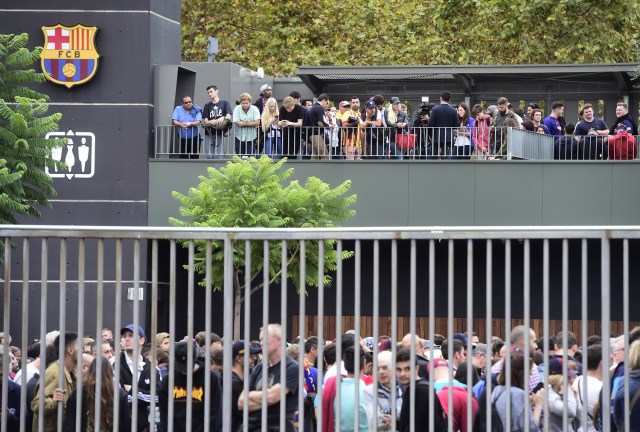 Football fans await outside the stadium before the Spanish league football match FC Barcelona vs UD Las Palmas at the Camp Nou stadium in Barcelona on October 1, 2017. Barcelona's La Liga match against Las Palmas will be played behind closed doors today after the Spanish league refused to abandon the match. / AFP PHOTO / JOSE JORDAN