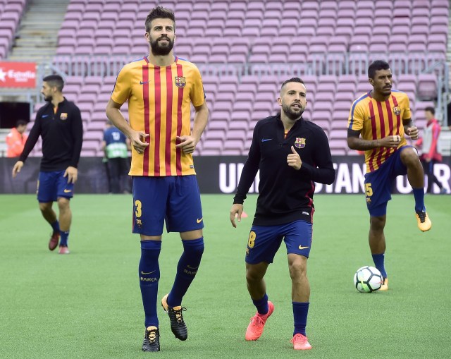 Barcelona's defender from Spain Gerard Pique (2L) and Barcelona's defender from Spain Jordi Alba (2R) warm up before the Spanish league football match FC Barcelona vs UD Las Palmas at the Camp Nou stadium in Barcelona on October 1, 2017. / AFP PHOTO / JOSE JORDAN