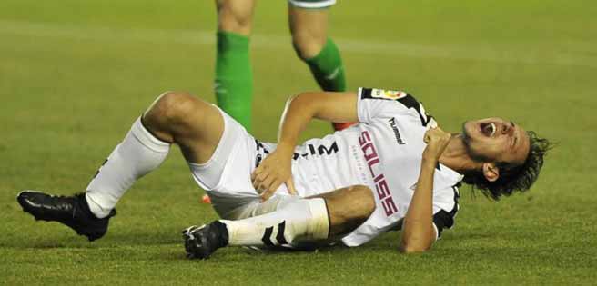 Este futbolista recibió sutura en el pene tras horrible lesión