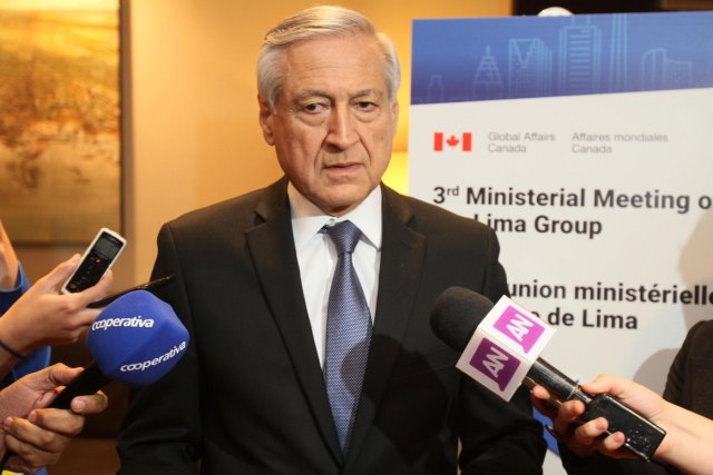 El canciller chileno, Heraldo Muñoz, explica a los periodistas la posición de Chile sobre la situación en Venezuela durante la tercera reunión ministerial del Grupo de Lima hoy, jueves 26 de octubre de 2017, en Toronto, Canadá (Foto EFE)