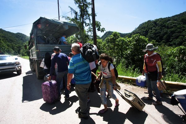 Angustia e impotencia soportan las personas para superar paso por el Zig-Zag en la Troncal 5