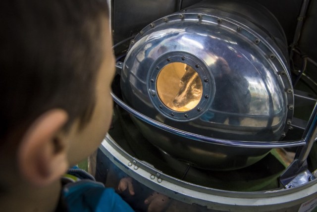 Una foto tomada el 1 de noviembre de 2017 muestra una efigie del perro Laika, la primera criatura viviente en el espacio, dentro de una réplica del satélite Sputnik II en la Casa Central de Aviación y Cosmonáutica en Moscú. Tres años y medio antes de que el cosmonauta ruso Yuri Gagarin se convirtiera en el primer hombre en el espacio, un perro llamado Laika fue en 1957 el primer ser vivo en orbitar la Tierra. El extraviado de Moscú es uno de los muchos animales que precedieron a los humanos en la conquista del espacio; como la mayoría de los otros, ella no sobrevivió. / AFP PHOTO / Mladen ANTONOV