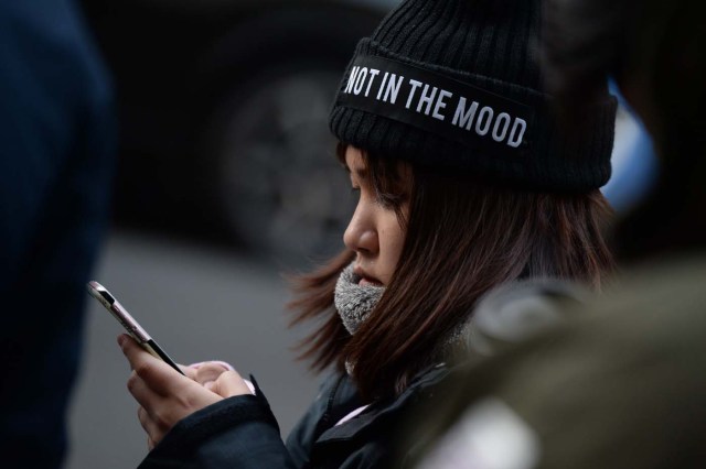 People queue outside Apple's Regent Street store in central London on November 3, 2017 waiting for the store to open on the say of the launch of the Apple iPhone X. Apple's flagship iPhone X hit stores on November 3, as the world's most valuable company predicted bumper sales despite the handset's eye-watering price tag and celebrated a surge in profits. The device features facial recognition, cordless charging and an edge-to-edge screen made of organic light-emitting diodes used in high-end televisions. It marks the 10th anniversary of the first iPhone release and is released in about 50 markets around the world. / AFP PHOTO / CHRIS RATCLIFFE