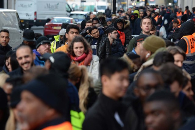 People queue outside Apple's Regent Street store in central London on November 3, 2017 waiting for the store to open on the say of the launch of the Apple iPhone X. Apple's flagship iPhone X hit stores on November 3, as the world's most valuable company predicted bumper sales despite the handset's eye-watering price tag and celebrated a surge in profits. The device features facial recognition, cordless charging and an edge-to-edge screen made of organic light-emitting diodes used in high-end televisions. It marks the 10th anniversary of the first iPhone release and is released in about 50 markets around the world. / AFP PHOTO / CHRIS RATCLIFFE