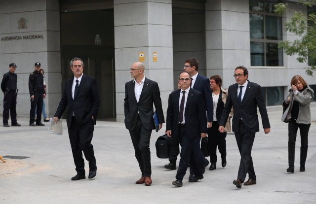 Despidos Los miembros del gabinete catalán llegan al Tribunal Superior de España después de ser convocados para testificar sobre rebelión, sedición y uso indebido de fondos públicos para desafiar al gobierno central al celebrar un referéndum sobre secesión y proclamar la independencia en Madrid, España, el 2 de noviembre de 2017. REUTERS / Susana Vera