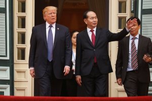 Trump llega a Manila para reunirse con líderes mundiales en cumbre de ASEAN