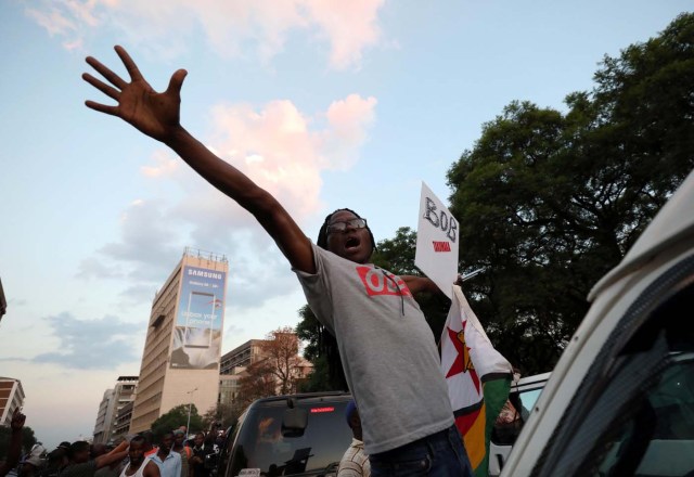 Zimbabweans celebrate after President Robert Mugabe resigns in Harare, Zimbabwe November 21, 2017. REUTERS/Mike Hutchings