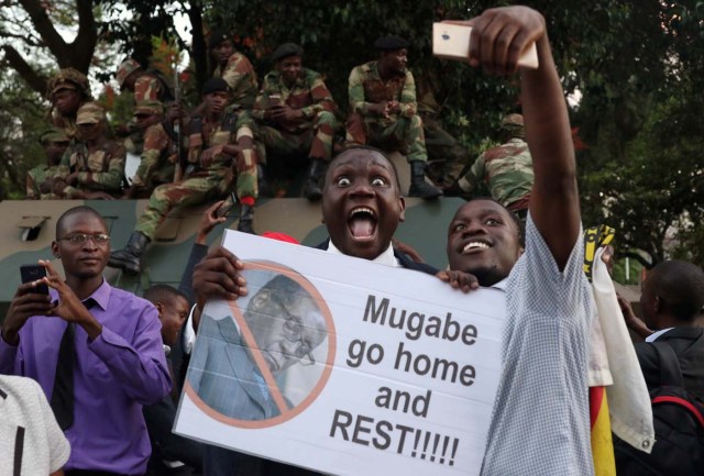 Zimbabweans celebrate after President Robert Mugabe resigns in Harare, Zimbabwe November 21, 2017. REUTERS/Philimon Bulawayo