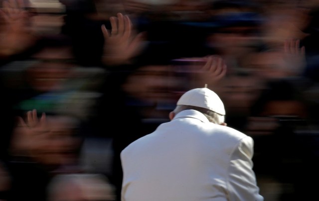 El Papa Francisco saluda cuando llega para dirigir la audiencia general del miércoles en la plaza de San Pedro en el Vaticano el 22 de noviembre de 2017. REUTERS / Max Rossi TPX IMÁGENES DEL DÍA