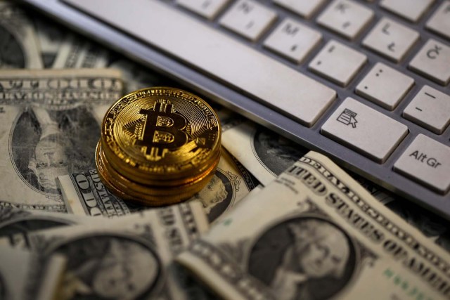 Imagen de archivo. Unos Bitcoin se observan sobre billetes de Dólar, junto al teclado de una computadora, 6 de noviembre de 2017. REUTERS / Dado Ruvic / Ilustración