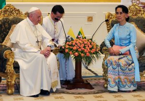 El papa Francisco se reúne con la líder de Birmania Aung San Suu Kyi
