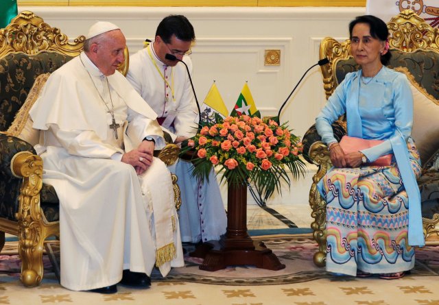 Pope Francis meets Myanmar’s State Counsellor Aung San Suu Kyi in Naypyitaw, Myanmar November 28, 2017. REUTERS/Max Rossi